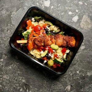 Kipbrochette met orzo op Griekse wijze