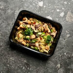 Kipblokjes Gong Bao met noedels, paprika, shiitake & courget