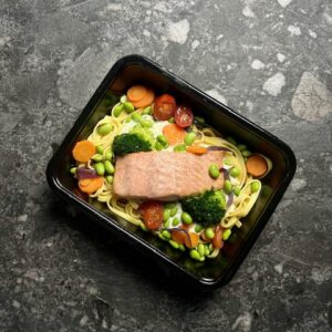 Gebakken zalm met tagliatelle, dillesaus & fijne groentjes
