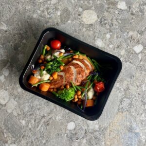 Malse kip Tikka Masala met gegrilde bloemkool, wortel, broccoli & kikkererwten