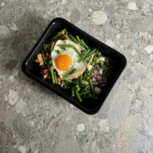 Thaise gehaktschotel Pad Ka Prao met kippengehakt, spiegelei, boontjes & bloemkoolrijst