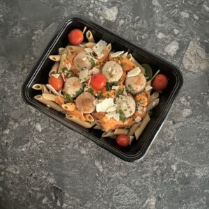 Volkorenpenne met malse kipballetjes, paprikasaus & spinazie