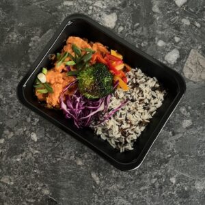 Kalkoengyros in tomatencréme met paprika, courget & volle rijst