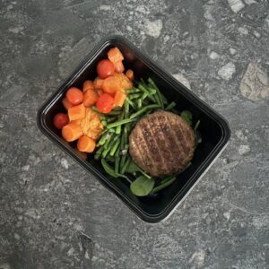 Rundsburger met zoete aardappelpuree, boontjes & jonge wortel