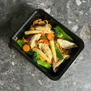Japanse ravioli met sesamnoedels & wokgroenten