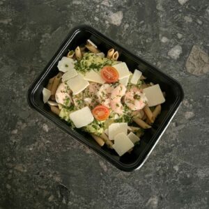 Volkorenpasta met preisaus en scampi's