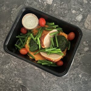 Kippenvink met wortelpuree, broccoli, boontjes en een tartaardip