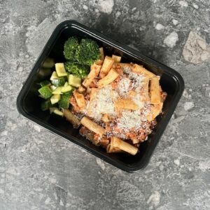Rundsragu bolognese met volkorenpenne & pecorino