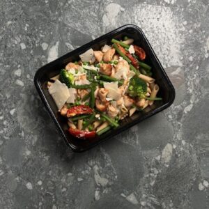 Volkorenpenne met kip, groene pesto & fijne groentenmix