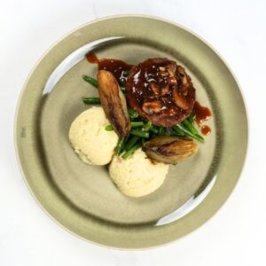 Rundsburger, bruine jus, boontjes, gebraiseerd witloof & bloemkoolpuree