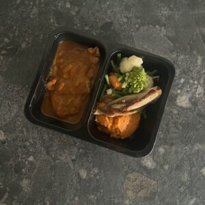 Kippenstoofvlees met zoete aardappel puree & wintergroenten