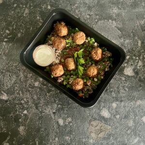 Turkse kalkoengehaktballetjes met bloemkoolrijst, quinoa, linzen & een yoghurtdressing
