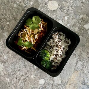 Chili con carne met kippengehakt, chilisaus, wilde rijst, cheddar & broccoli