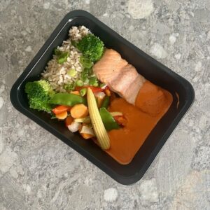 Zalm met wokgroenten, volle rijst & paprikasaus