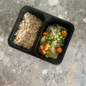 Kippenstoofpotje met prei, wortel, curry & volkorenrijst