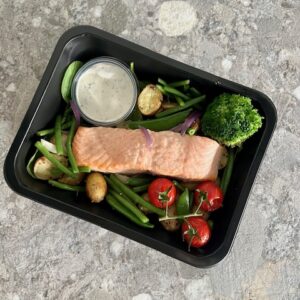Zalm met spitskool, groene groenten, ovenaardappel & aiolidip