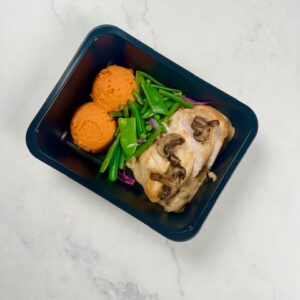 Kipfilet met champignonsaus, wortelpuree & peultjes