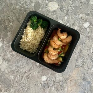 Cajun scampi met paprika, courgette, rode ui, jonge & bloemkoolrijst