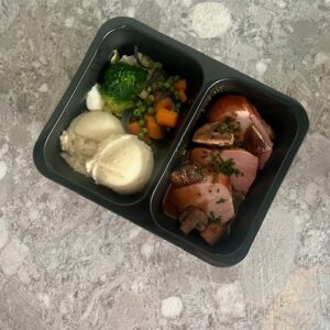 Gebakken varkenshaas met knolselderpuree, champignons & een mosterd-tijmsaus