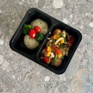 Gehaktballetjes met tomatensaus, basilicum & bloemkoolpuree
