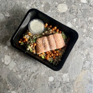Ovengebakken zalm lemon pepper met Scandinavische groentenquinoa & dilledip