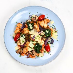 Orzo met tomatensaus, gebakken kip, jonge spinazie, champignon & parmesaan