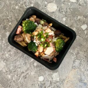 Pasta Alfredo met bloemkool-kaassaus, spek, champignon, jonge ui & ovenbroccoli