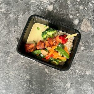 Kipbrochette curry met groentenrijst & wokgroenten