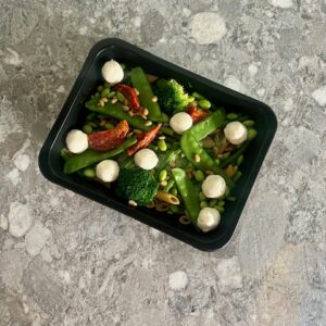 Volkorenpenne met pestoroom, fijne groene groentjes & mozzarella (VEGGIE)