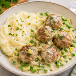 Gehaktballetjes "Grand Mere" met preiroomsaus, erwtjes & knolselderpuree