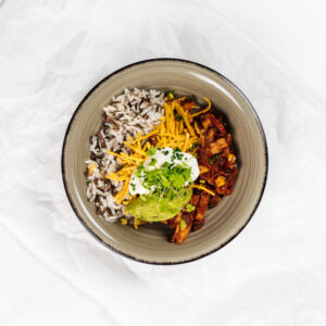 Chili con carne met rijst, cheddar & zure room