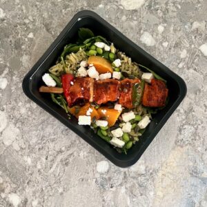 Kipbrochette met orzo, edamamepesto, pompoenpit & butternutblokjes