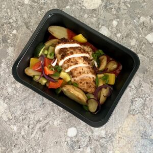 Cajun kipfilet met ovenaardappel, paprika, courget & rode ui