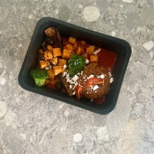 Gegrilde aubergine met grieks rundsgehakt & zoete aardappelwedges