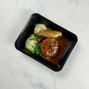 Limousinburger met bloemkool-bieslookpuree , spekjes, bonen, rode ui & champi's