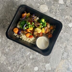 Rundsballetjes met kleurrijke tajinegroenten, bloemkool/bulgur mix & frisse yogurtdip