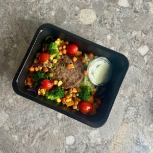 Rundsburger met gebakken zoete aardappel & romige avocadodip