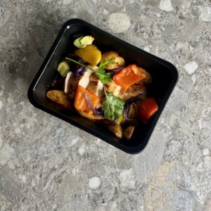 Zomerse chimichuri-kip met ovenaardappels & geroosterde groentjes