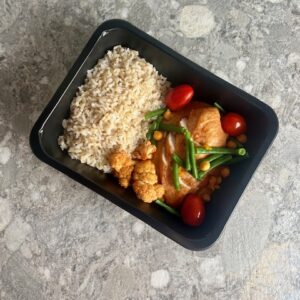Gebakken Kip Tikka Masala met volkorenrijst, boontjes, kikkererwt & bloemkool