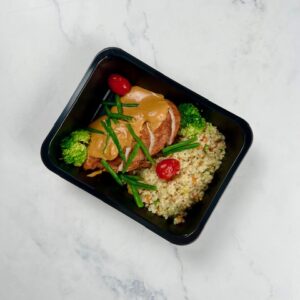 Butter chicken curry met kikkererwten, wortel & bloemkoolrijst