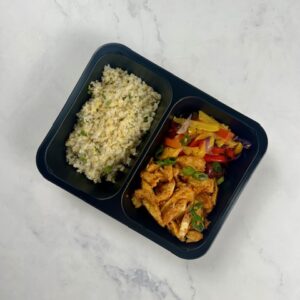 Fajita kipreepjes met chilisaus, paprika, rode ui & bloemkoolrijst-bulgur