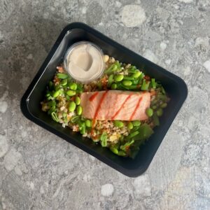Zomerse groentenmix met quinoa & bulgur, gebakken zalm & pittige srirachadip
