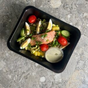 Orzosalade met edamamepesto, zalm, ei en mediterraanse groentjes