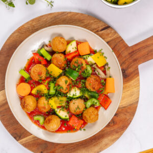 Kippenballetjes in tomatensaus met groentjes " 1 KG "