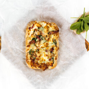 Pinsa "Alfredo" (kip/jonge spinazie/champignon/courgette)