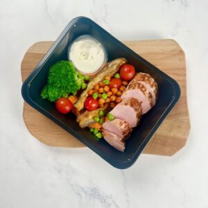 Mediterraans varkenshaasje met aiolidip, gegrilde aubergine, kikkererwt & wortelpuree