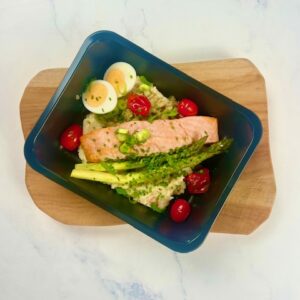 Ovengebakken zalmfilet, bloemkoolstoemp, asperges, venkel, spekjes & jonge ui