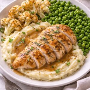 Kipfilet met aardappelpuree, gebakken bloemkool & erwtjes