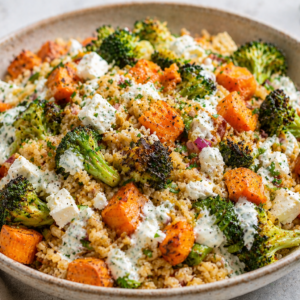 Bulgursalade met feta, gegrilde broccoli, zoete aardappel & yoghurtdressing