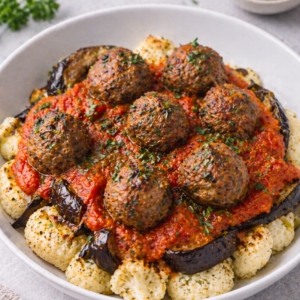 Gepofte aubergine met bloemkool uit de oven, Oosterse wortelsaus & lamskofte